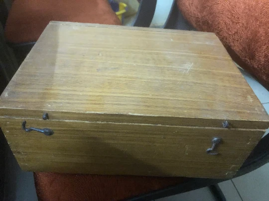 vintage oak crate with 2 hooks and sliding closing system without hinge