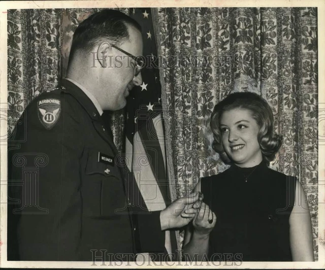 1966 PRESS PHOTO Colonel William Wegner presents daughter, Faye, with