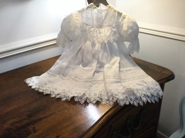 Superbe Ancienne robe poupée linon broderie anglaise/dentelle/petits plis