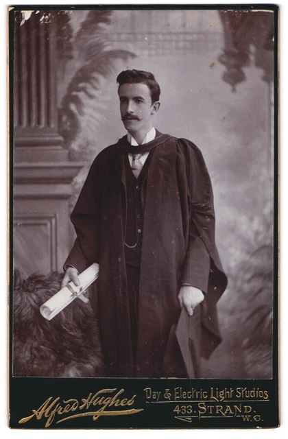 Fotografie Alfred Hughes, London, junger englischer Student in Robe mit Abschlu