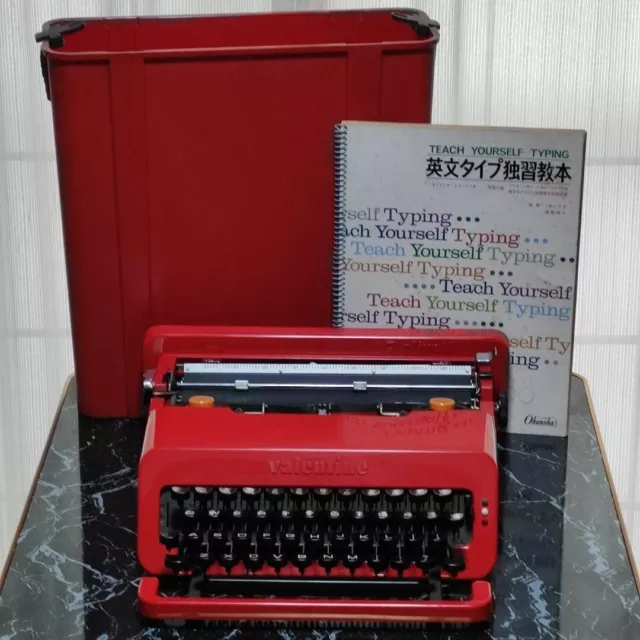 Máquina de escribir Olivetti Valentine roja Ettore Sottsass con estuche y libro de texto vintage