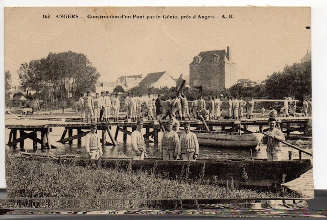 Thème VIE MILITAIRE CASERNES CPA 49 ANGERS Construction d'un pont par le genie