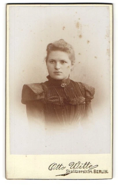 Fotografie Otto Witte, Berlin, Portrait junge Dame mit Kragenbrosche im elegant