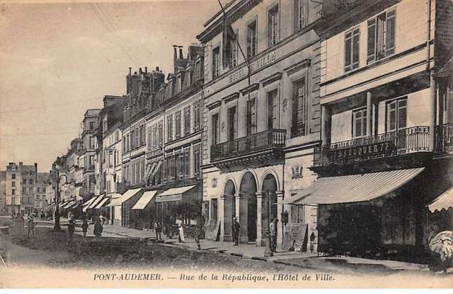 27 - PONT AUDEMER - SAN44604 - Rue de la République - Hôtel de Ville - Pli