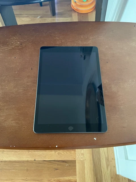 Early generation ipad. Barely used, works perfectly