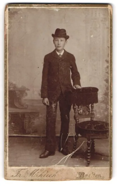 Fotografie Fr. Mühlich, Bretten, Portrait Junger Mann im Anzug an einem Stuhl s