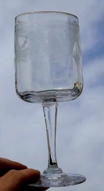 Saint Louis? Baccarat? Verre à vin cuit en cristal gravé. Début Xxe s. Haut. 12