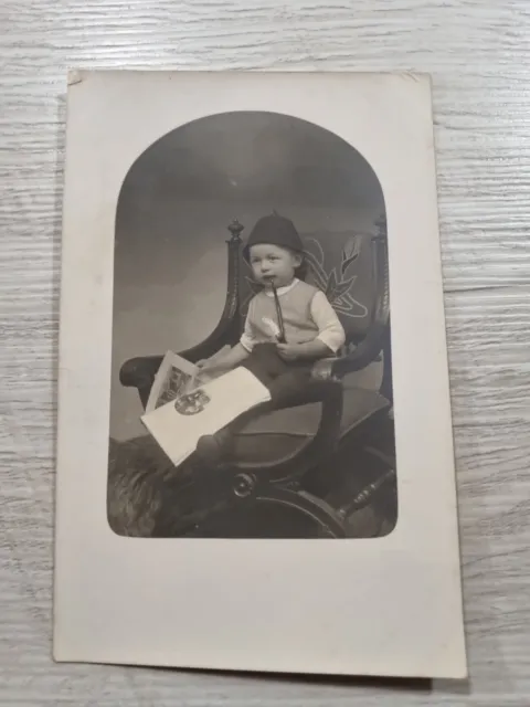 Tolles altes Foto | kleiner Junge mit Pfeife - auf Stuhl um 1900 (2)