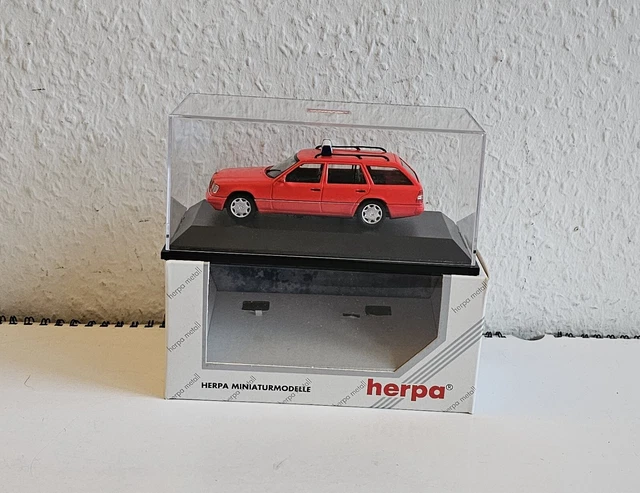 Mercedes E-Klasse W123 240TE T-Modell Feuerwehr Rot 1/87 Schuco Modellauto