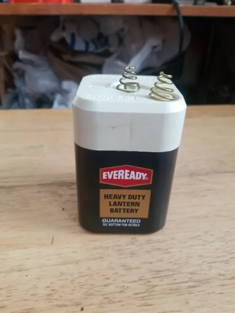 https://www.picclickimg.com/lnYAAOSwFZtgKVc-/Vintage-Eveready-Lantern-Battery-No-1209-6-Volt.webp