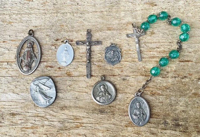 Cuentas, crucifijos y medallones de rosario de colección, lote de 7