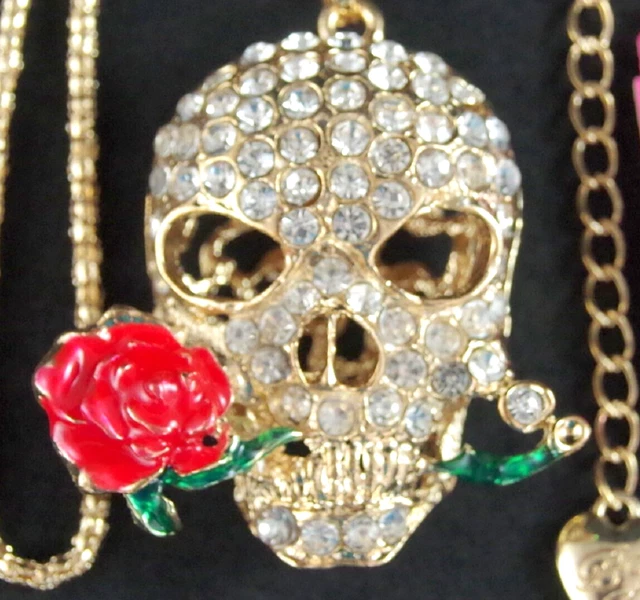 Cool! 2" 3D NWT BETSEY JOHNSON RHINESTONE SKULL LONG STEM ROSE IN TEETH NECKLACE