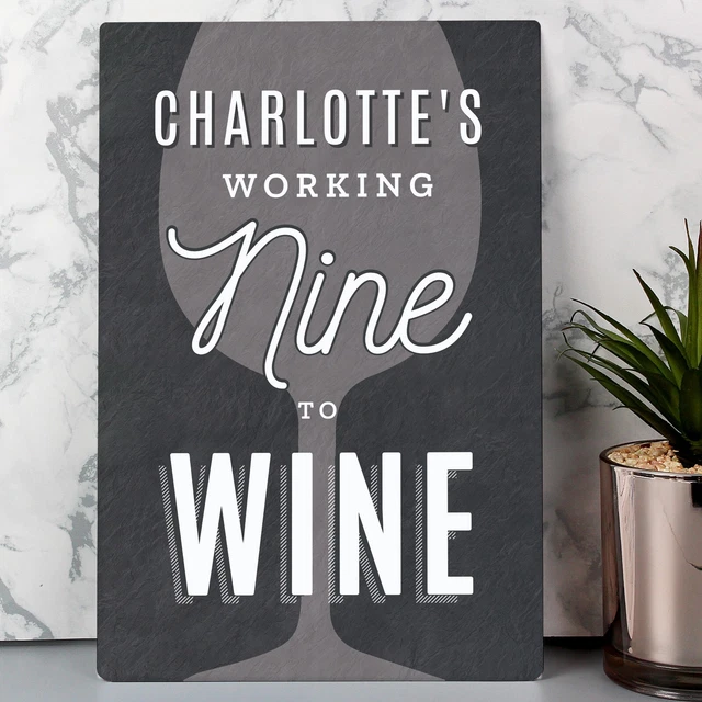 Personalisierte Arbeit neun zu Wein Metallschild Home Bar Plakette