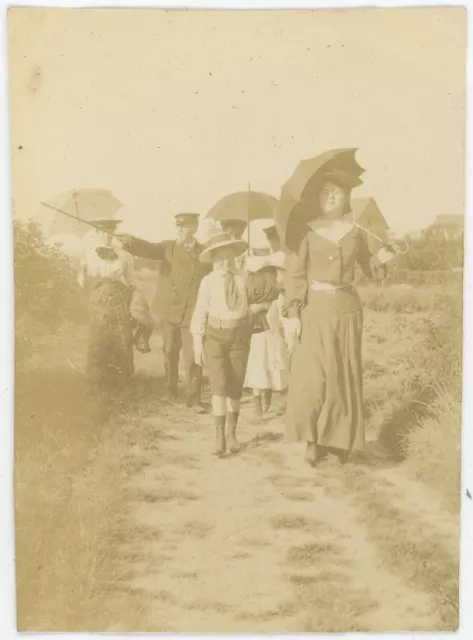 Famille à Grandcamp (Calvados). Normandie. Tirage citrate circa 1900.