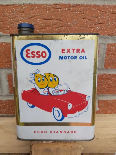 Ancien bidon d'huile ESSO EXTRA MOTOR OIL avec gouttes d'huile en voiture