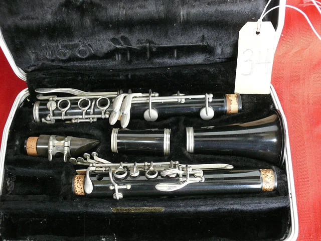 Bundy Resonite Clarinet. Missing mouthpiece. Bundy Resonite Clarinet. Missing mouthpiece.