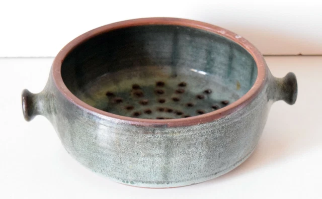 Assiette à Faisselle Égouttoir en Grès Vernissé Signée à Identifier Ø 17 cm