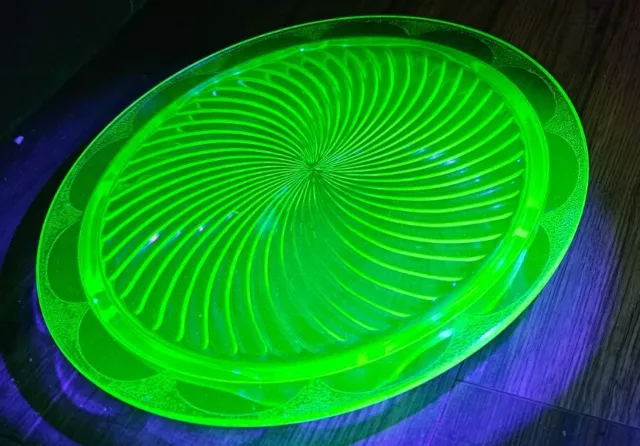 Green Depression Glass Cake Plate Footed & Scalloped. No Chips Or Cracks 2