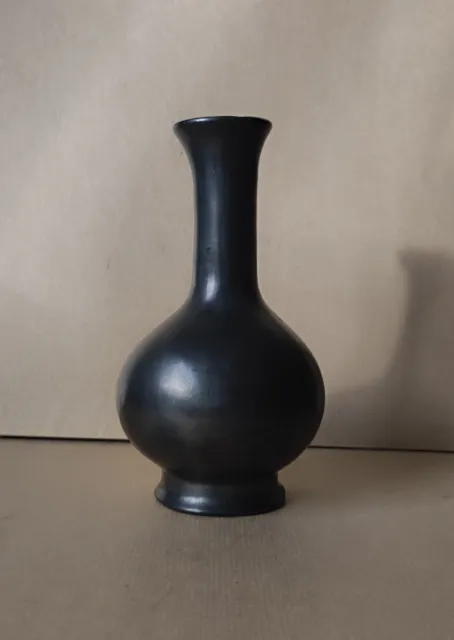 Très beau vase en céramique noire signature  à identifier  circa  1950