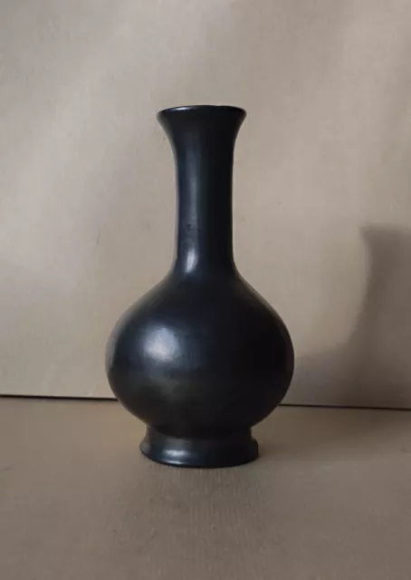 Très beau vase en céramique noire signature  à identifier  circa  1950