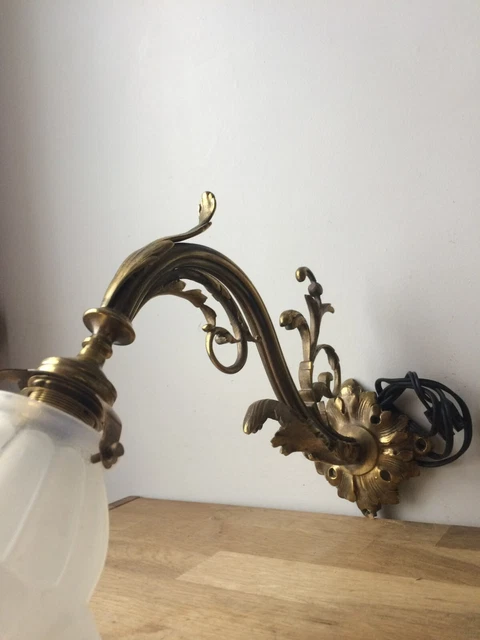 ancienne applique murale en bronze et tulipe en verre opalescent 3