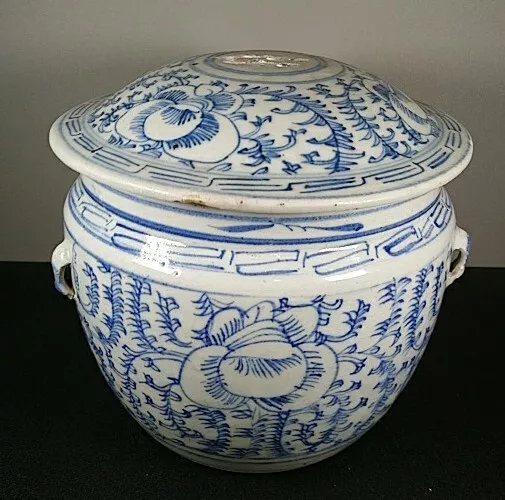 Antique Chinese Porcelain Jar Lidded Blue and White 19th Century 19cm tall