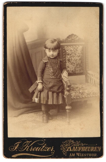 Fotografie J. Kreutzer, Kaufbeuren, Am Wiesthor, Kleines Mädchen im gestreiften