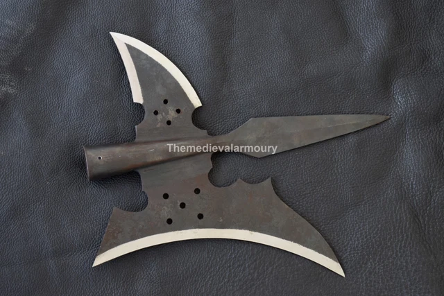 Medievale Halberd Con Lama su Un Lato Lama E Curvo Punta Su L'Altro