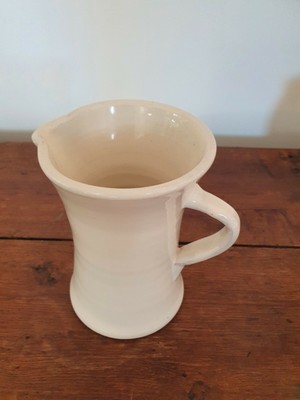 Joli pot à eau en céramique TTBE couleur blanc laiteux marque HABITAT 