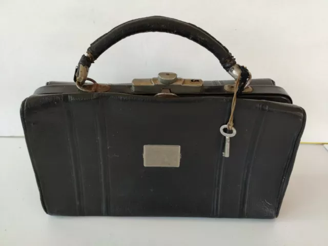 Vecchia borsetta in pelle a valigetta con chiusura a scatto con chiave Vintage
