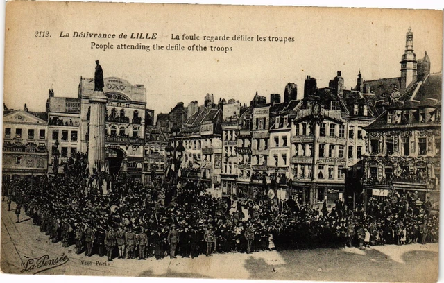 CPA La Delivrance de LILLE - The Crowd Watches the Troops Parade (194139)