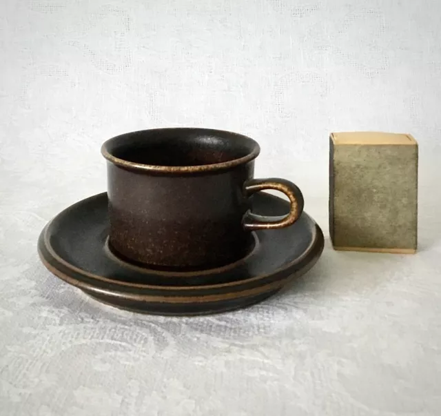 Arabia Finnland Ruska Espresso Tassen mit Untertassen 5cm. H. x 7cm. Ø