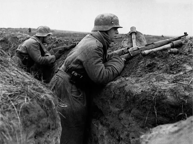 WW2 PHOTO WWII German Wehrmacht Soldiers in Trench World War Two ...