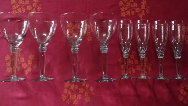 Lot de 8 jolis verres : 4 grands à pieds + 4 flûtes