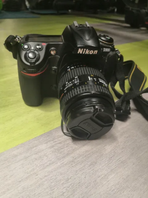 Nikon D300 12.3MP Digital SLR Camera No Lens 8gb card Charger