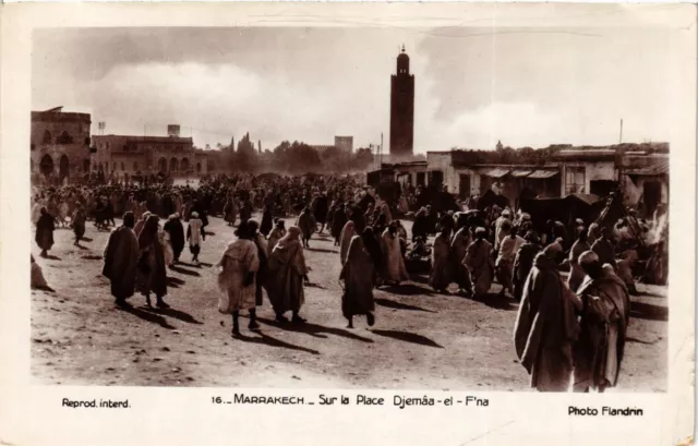 CPA Maroc Marrakech - Sur la Place Djma el Fna (280577)