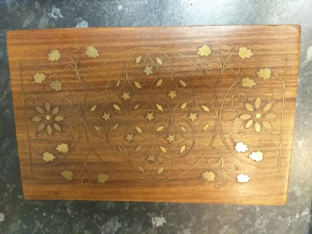 Caja de madera vintage con incrustaciones de latón floral