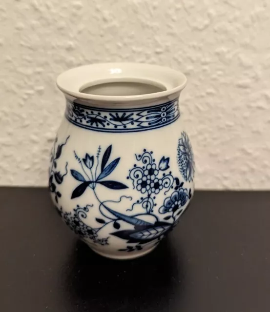 Kleine Vase (?) von Hutschenreuther im Zwiebelmuster - blau-weiß