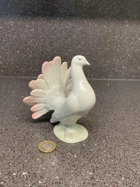Lippelsdorf Pottery Fantail Dove Figurine GDR (uk only)