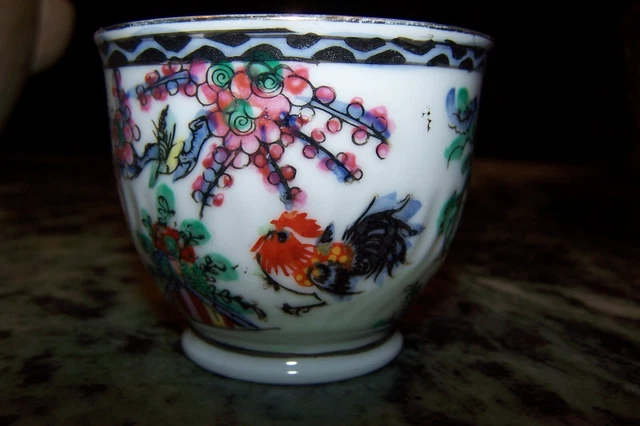 ANCIENNE TASSE à café en PORCELAINE PEINTE Décor de COQS FLEURS