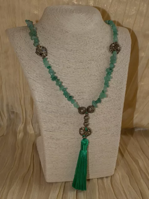 Collana artigianale di pietre dure naturali di avventurina verde con nappina