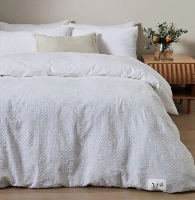 TARGET BRIGHTON PALM Matelasse white Quilt Cover set Queen bed brand