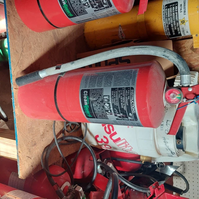 Ansul 17Lb Clen Gaurd Fire Extinguisher With Bracket Ansul 17Lb Clen Gaurd Fire Extinguisher With Bracket