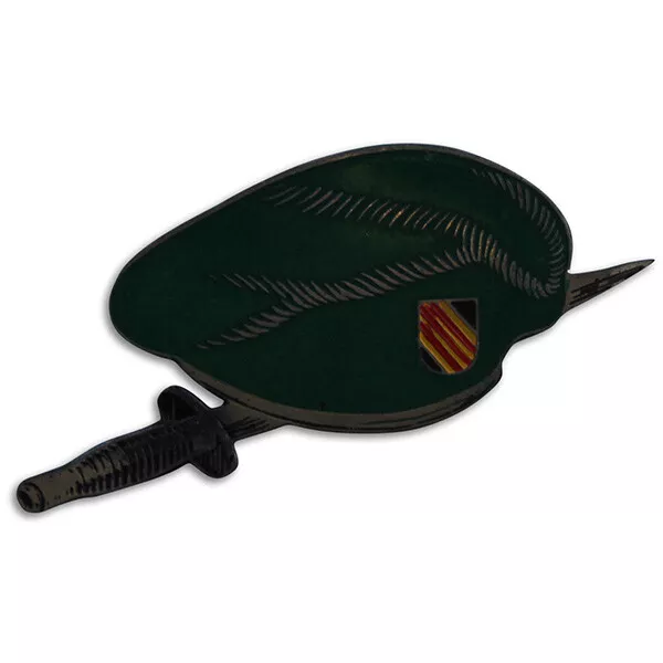 Wartime US Special Forces Green beret and Stiletto Dagger Beercan, DI