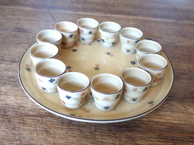 ancien plateau en céramique avec ses12 petits verres joli décor floral