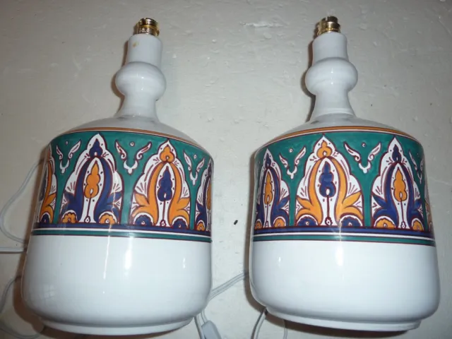 superbe paire de lampe en faïence marocaine à décor d'arcature et de plantes 2
