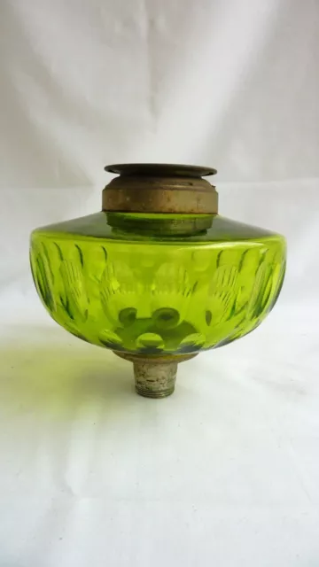 Lampe à Pétrole.  Réservoir en Cristal de Baccarat couleur vert