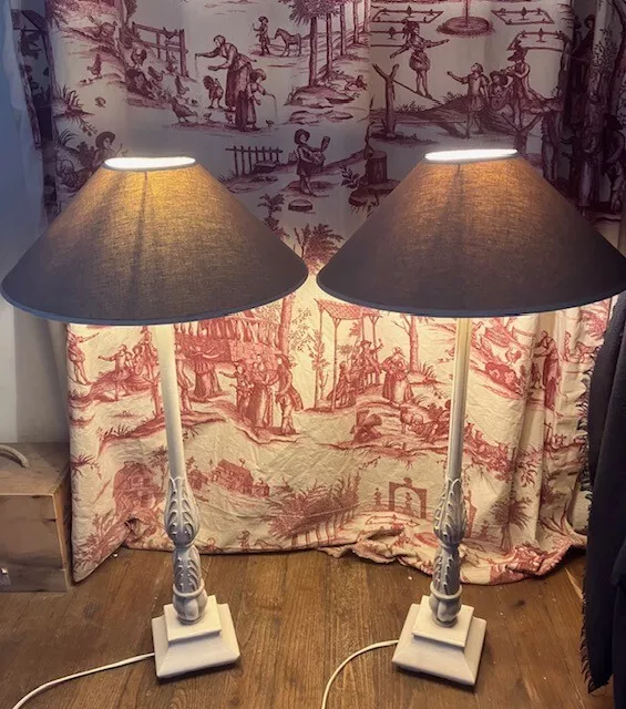 Belle paire de lampes style Gustavien-Campagne chic gris et ivoire en bel état