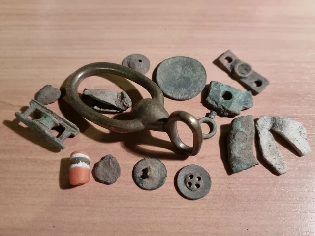 Metal detecting finds & eyes only found in York. Please read description. LDP79z