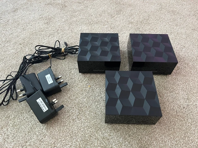 NETGEAR Nighthawk MR60 router mesh WiFi6, con 2 booster satellitari. 